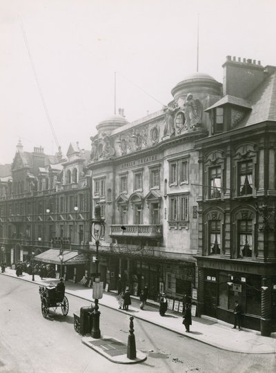 Il Teatro Apollo e il Teatro Lyric, 1907 da English Photographer